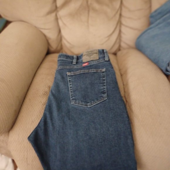 Dark Wash Men's Wrangler Blue Jeans, Regular Fit Plus Expandable Waist - 40 X 30 - Picture 3 of 5